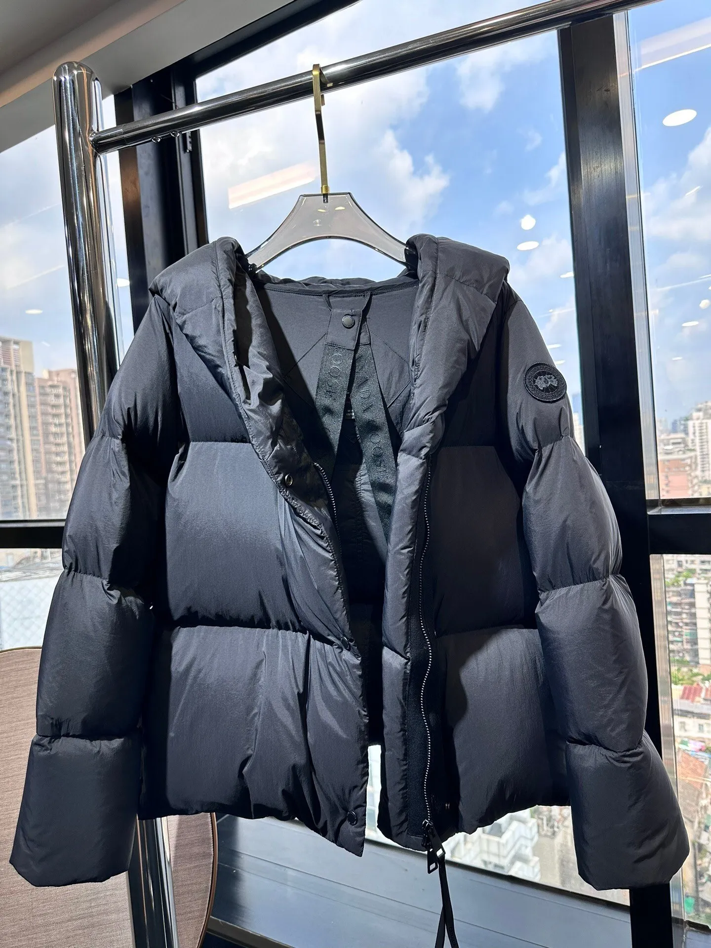 P1100 Top-quality original Canada Goose autumn. It is warm and has no sense of restraint. It is made of national standard 90 white duck down. It is light and elegant, giving you all-round warmth! The appearance of the upper body is more classy and stylish, allowing warmth and grace to go hand in hand. The multiple car lines on the center line are strict and symmetrical, keeping warm and waiting. The logo on the chest embellishes the whole piece! The unique taste goes deep into the bone marrow. It is age-reducing and full of warmth. It has a simple and elegant look and has the same color for men and women. Black Gray Size: XS-S M L